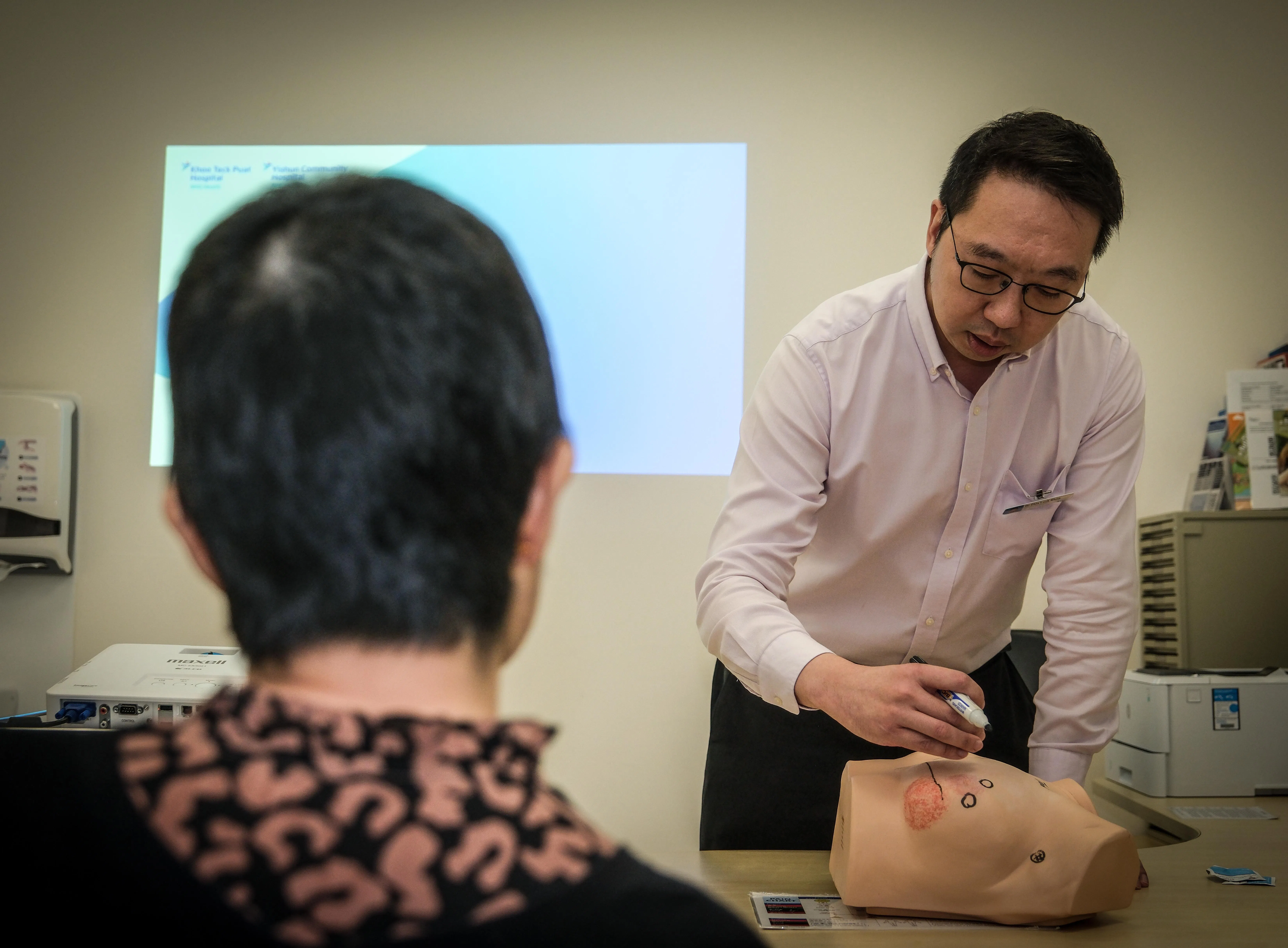 邱德拔医院普通外科部门高级顾问医生谢乐勤（右）说，对乳癌患者而言，能保留乳房有助提高生活质量。（曾坤顺摄）