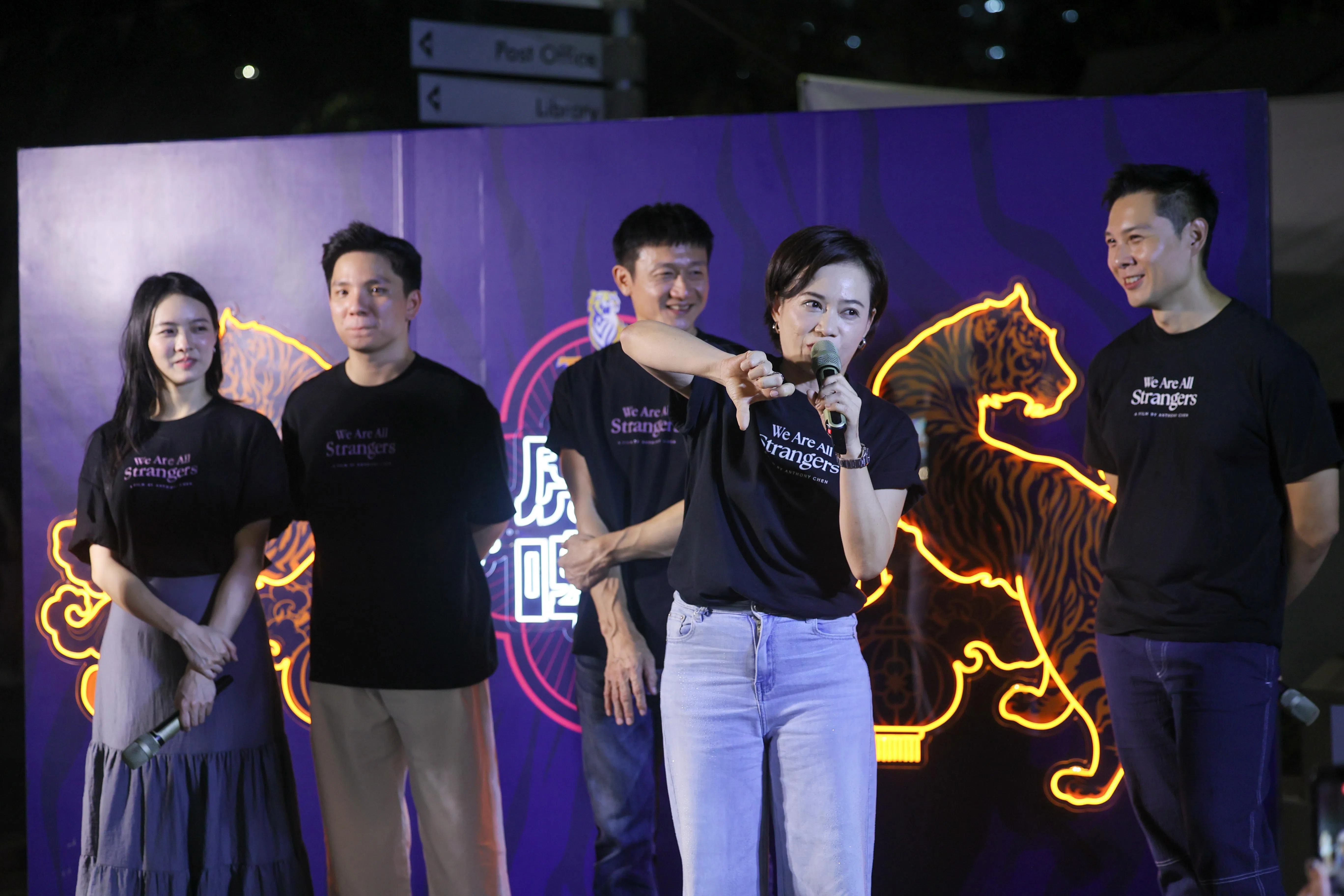 杨雁雁（右二）说她为了啤酒妹的角色，特地到咖啡店向啤酒推销员偷师。（张俊杰摄）