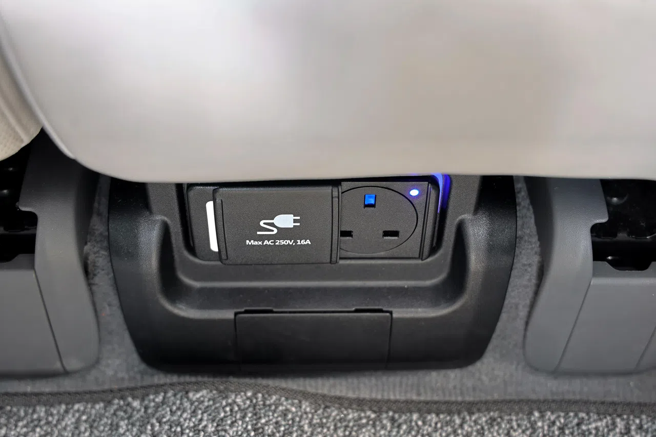 后座底部有一个插座，方便乘客使用电子产品。（龙国雄摄）