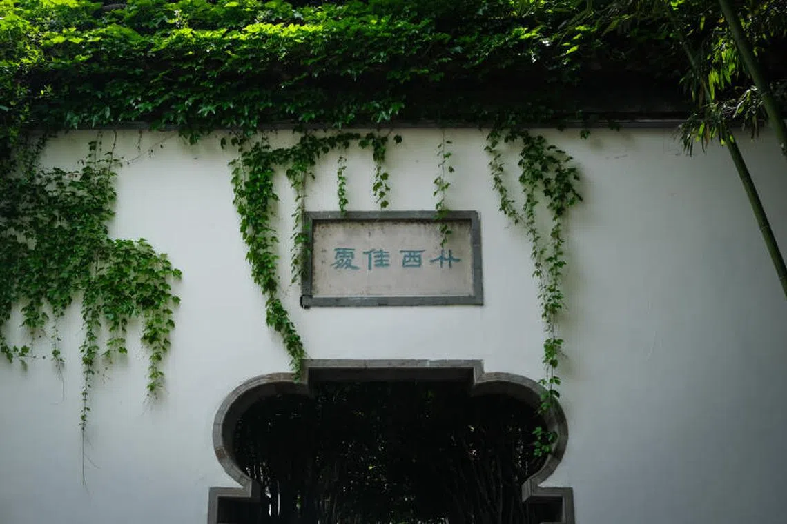 个园竹林的“竹西佳处”，出自宋代词人姜夔《扬州慢·淮左名都》。（毕强摄）