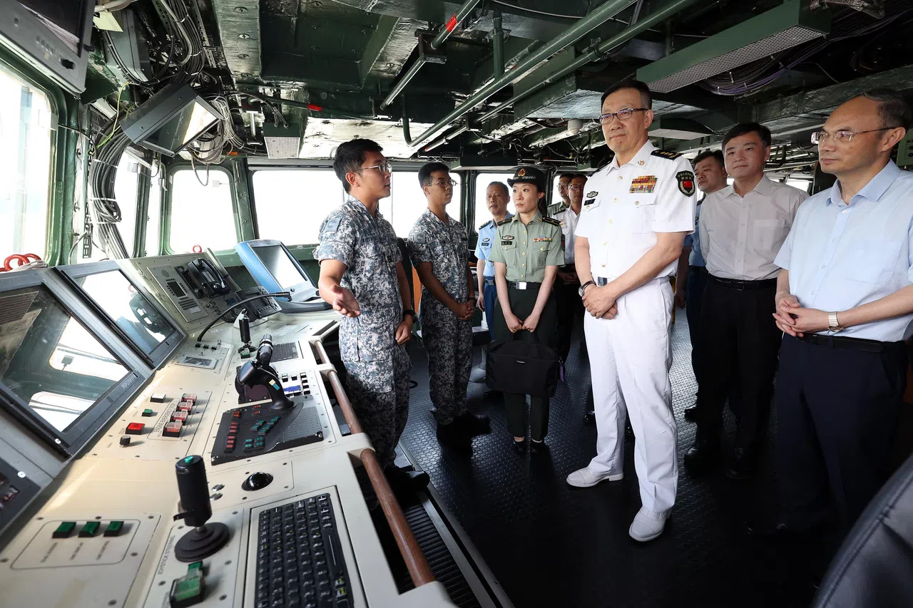 中国防长董军（右三）到樟宜海军基地参观，并登上我国的威武级护卫舰坚信号。陪同走访的包括我国国防部高级政务部长王志豪（右二）和中国驻新加坡大使曹忠明（右一）。（萧紫薇摄）