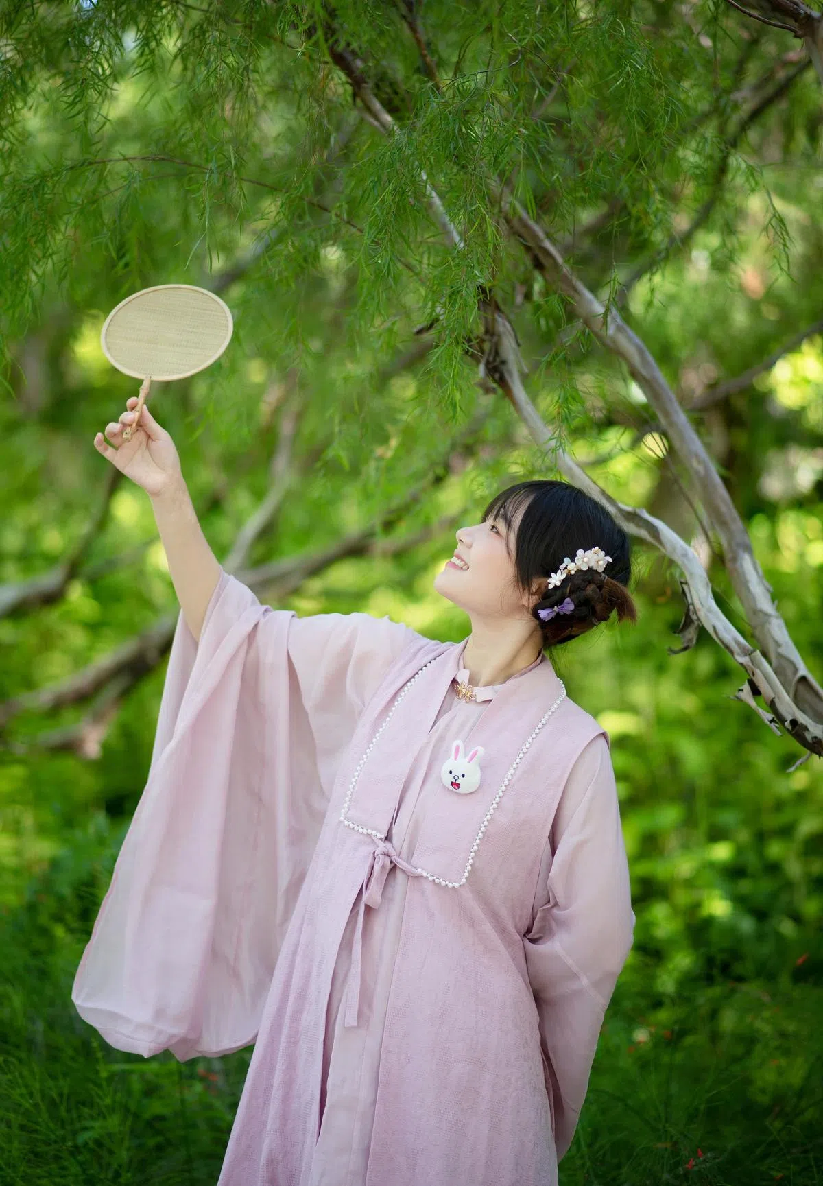明制汉服配上可爱现代配饰与发型，任何东方女孩都愿跃跃一试。（周丽莎提供）