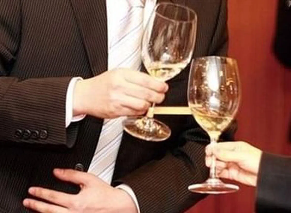  在职场交往中，劝酒通常发生在上级对下级，客户对业务人员，以及男性对女性。（互联网）