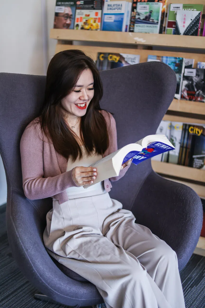 陈嘉玲透露，自己的阅读速度相当快，平均一周可以看完两本个别约300页的英文小说。（白艳琳摄）