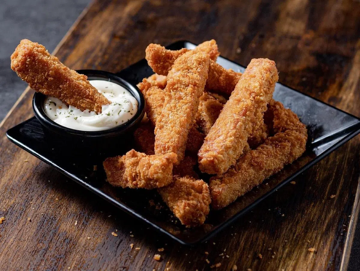 趁热品尝炸午餐肉条，其咸香滋味似乎更加浓郁突出。（取自Fatboy's面簿）