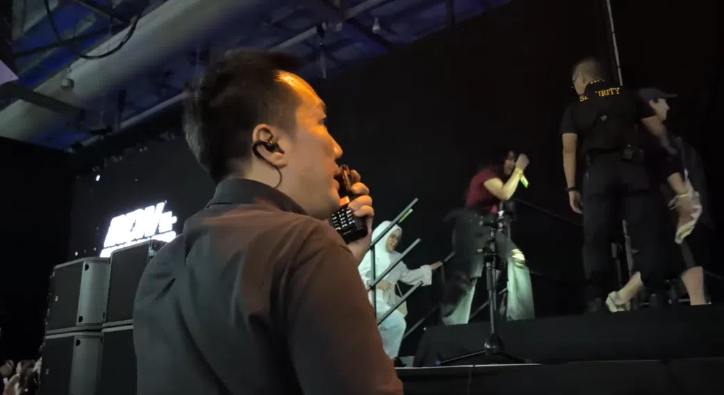今年7月韩国男团iKON演唱会，王志鸿在角落观察观众，维持秩序。（视频截图）