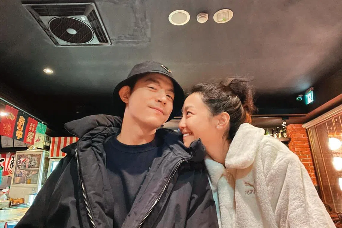 王柏杰（左）和谢欣颖因戏结缘，2021年认爱。（互联网）