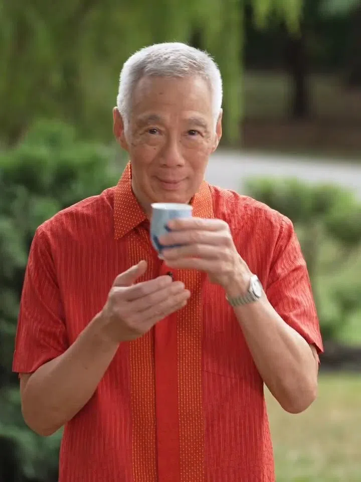 再从“魔术水茶”浅饮一口，便切换了语言。（资政脸书视频截图）