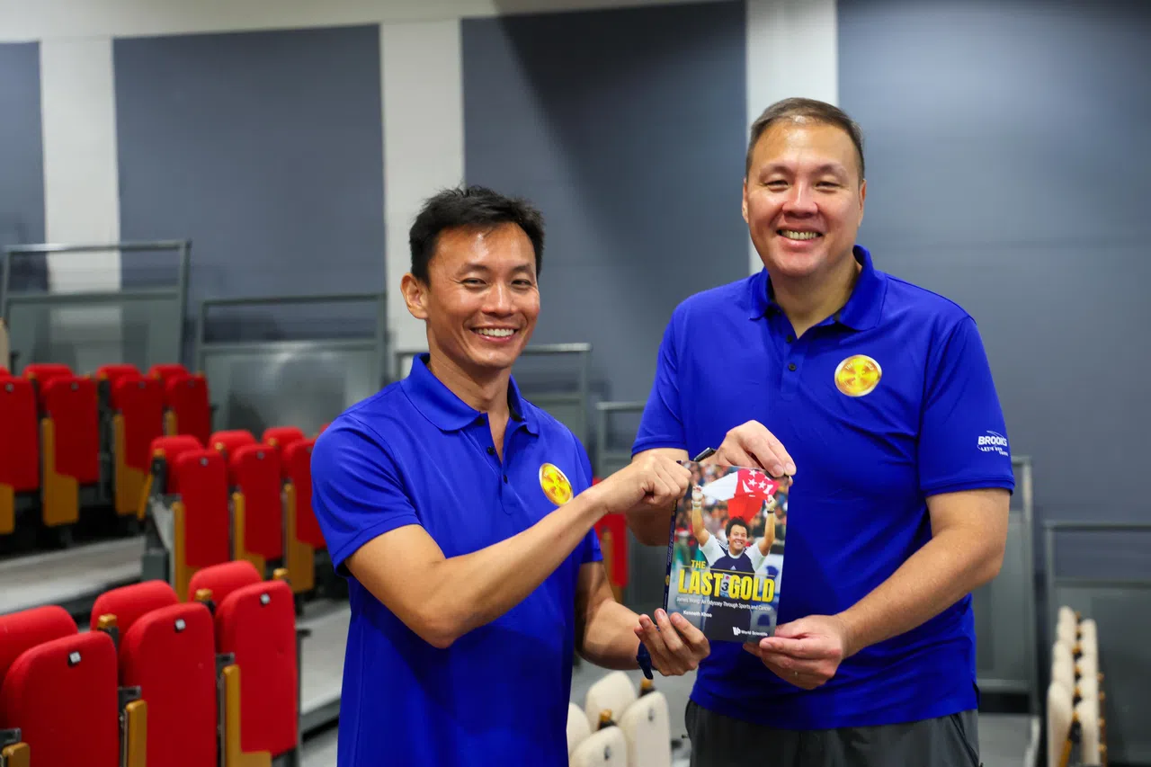 有关本地“铁饼巨人”黄德炎（右）的自传体新书，由他的老队友我国男子400米跑老将邱健松（左）执笔。（林明顺摄）