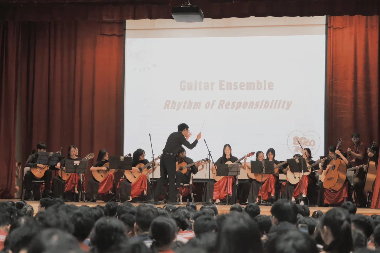 吉他乐团倾情呈献爱国歌组曲。（学生摄影通讯员施策摄）