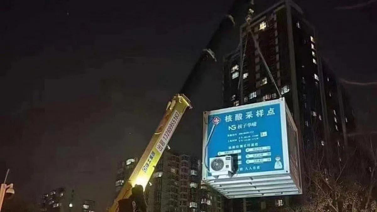 一张北京临时核酸检测亭被吊起撤离的照片在网上热传。（互联网）