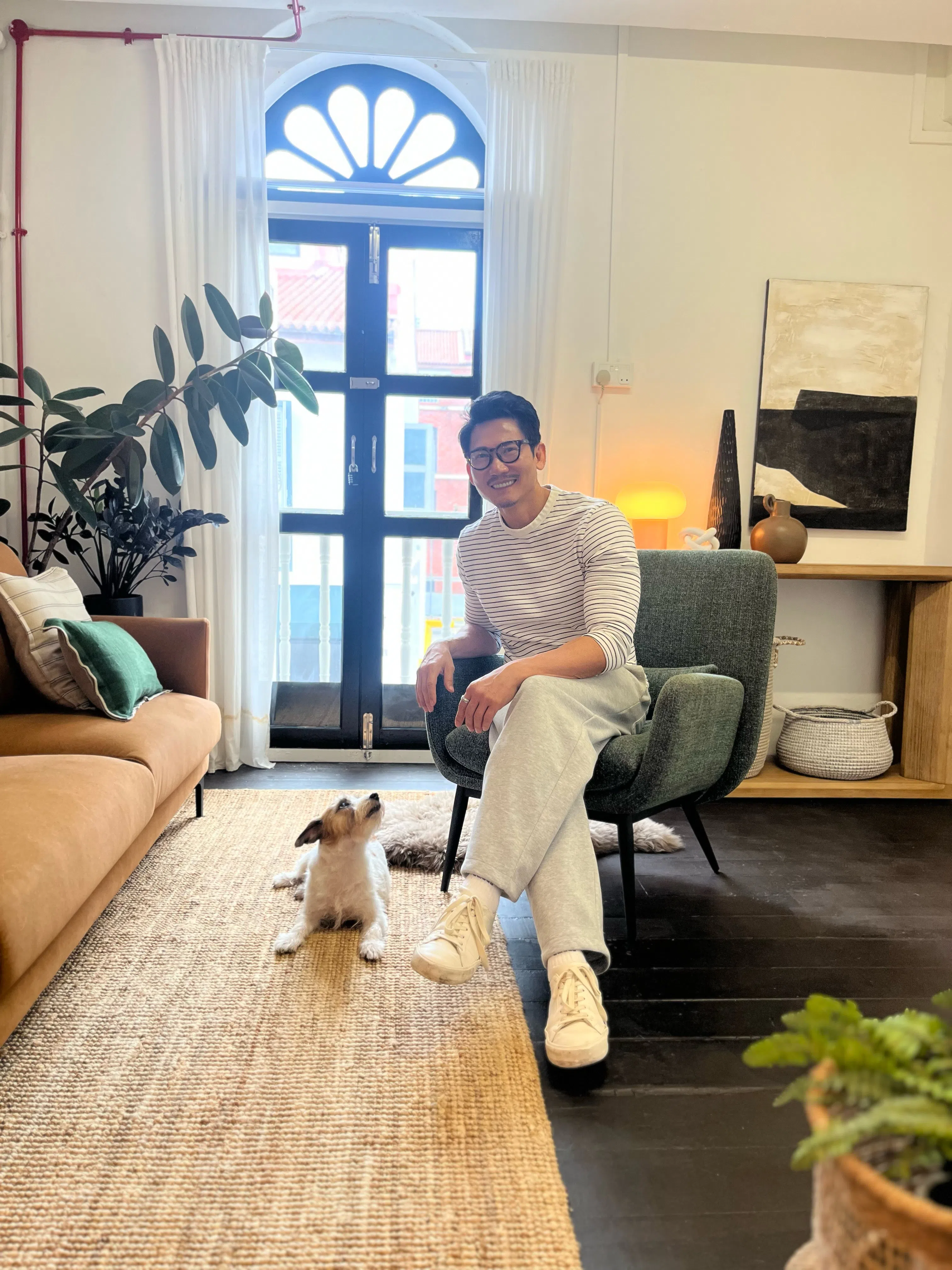 田伟鸿在小印度的心理咨询工作室布置得像家一样温馨，爱犬Luna陪伴主人一起上班。（受访者提供）