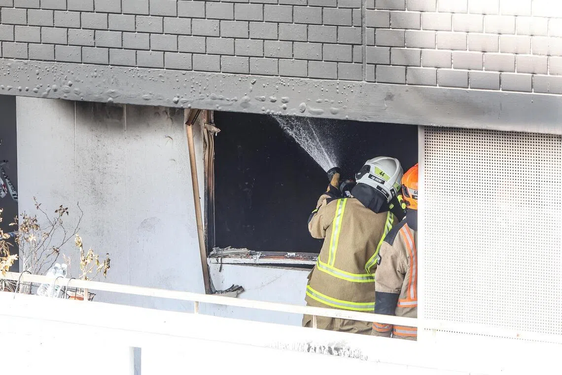 出事单位的火扑灭后，消防员仍向屋内喷水以避免死灰复燃。（关俊威摄）