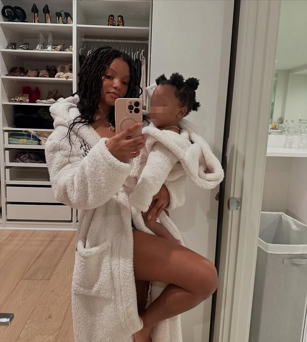 Bailey和儿子Halo一起庆祝母亲节。（取自Halle Bailey IG）