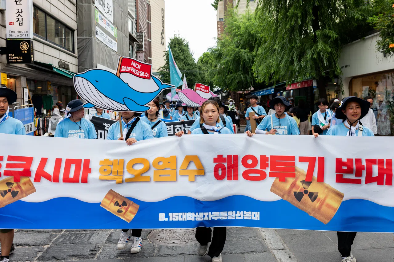 百多名韩国大学生8月9日在首尔抗议日本的核废水排海计划。（路透社）
