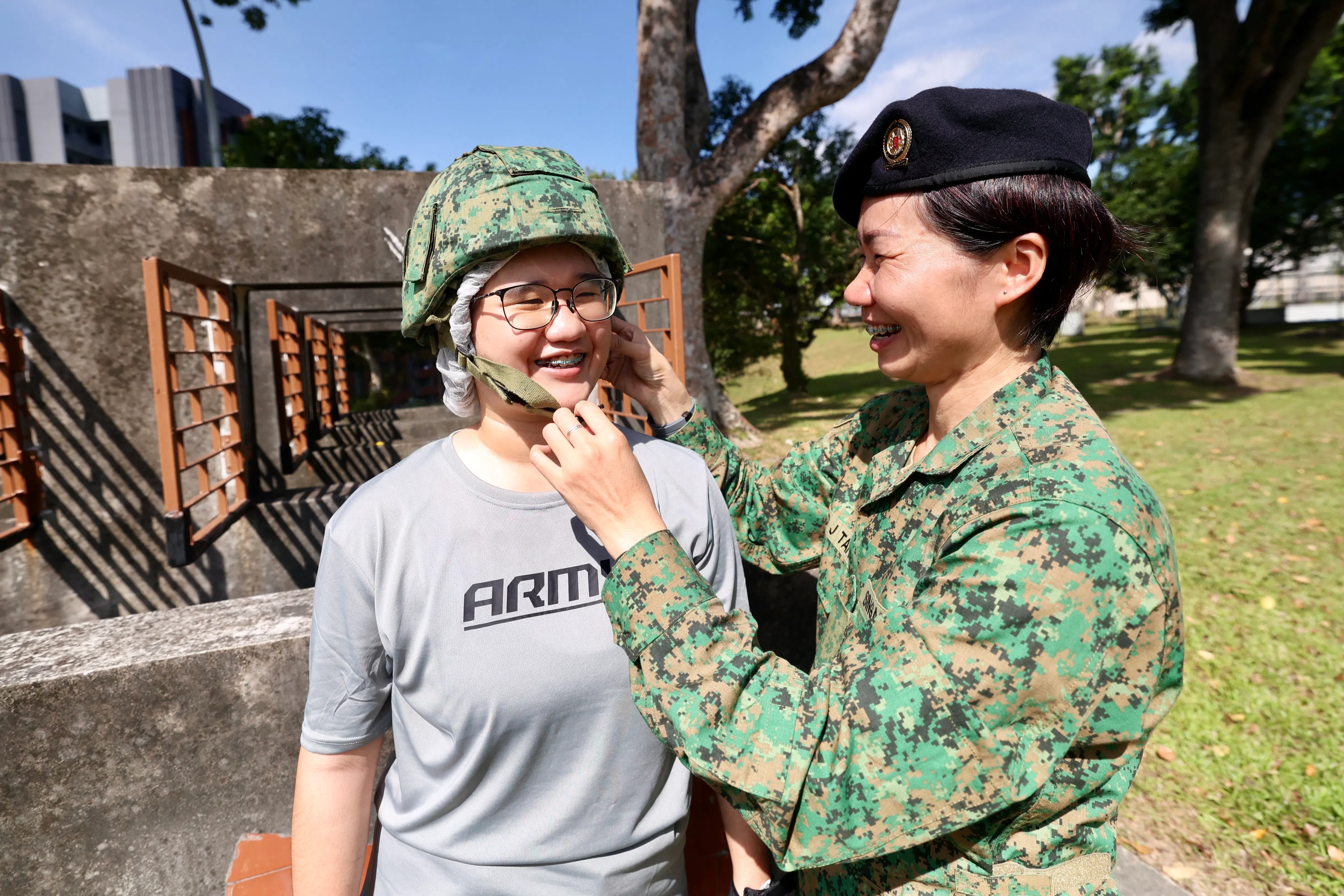 一级志愿军陈道晶（右）对女儿梁妡琳（左）主动报名参与女子军训体验营感到欣慰。（陈斌勤摄）
