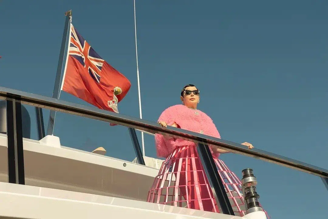 73岁的伊莎贝拉罗塞里尼一身浮夸造型，成为全剧最强烈的存在。（互联网）