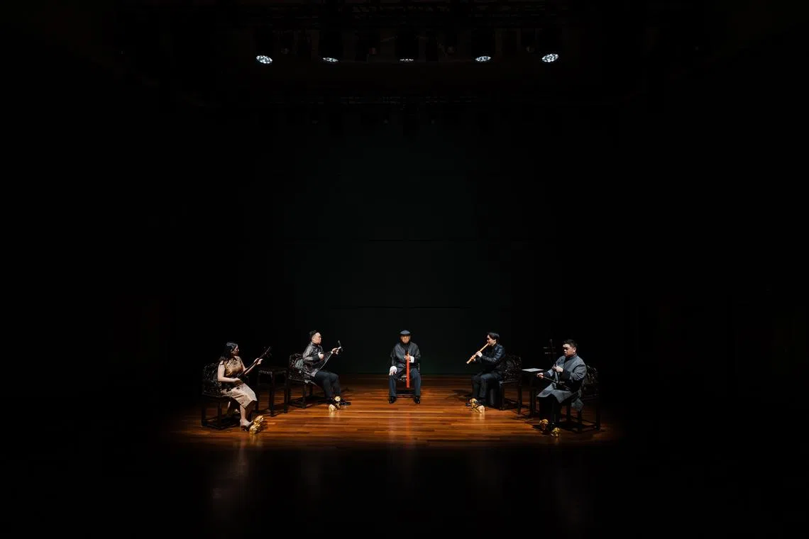 蔡维镖（中）与学生在“清韵”音乐会现场。这是新加坡首次以“指、曲、谱”三大核心体系代表作品，完整呈现南音传统编制的演出。（湘灵音乐社提供）