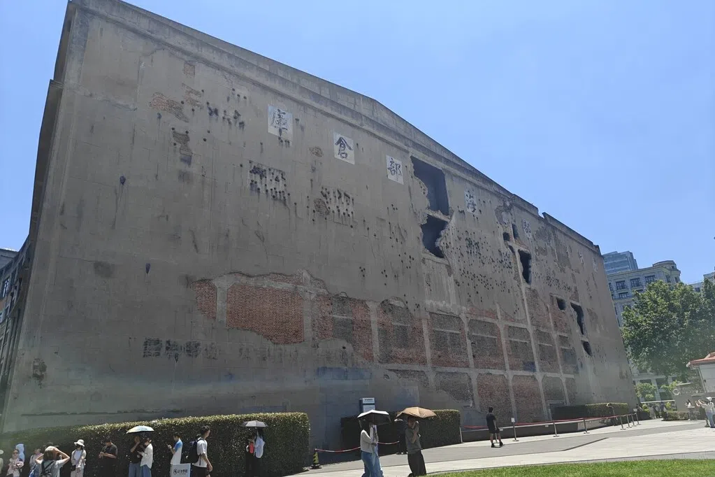 站在上海四行仓库弹孔墙前 感受和平的重量