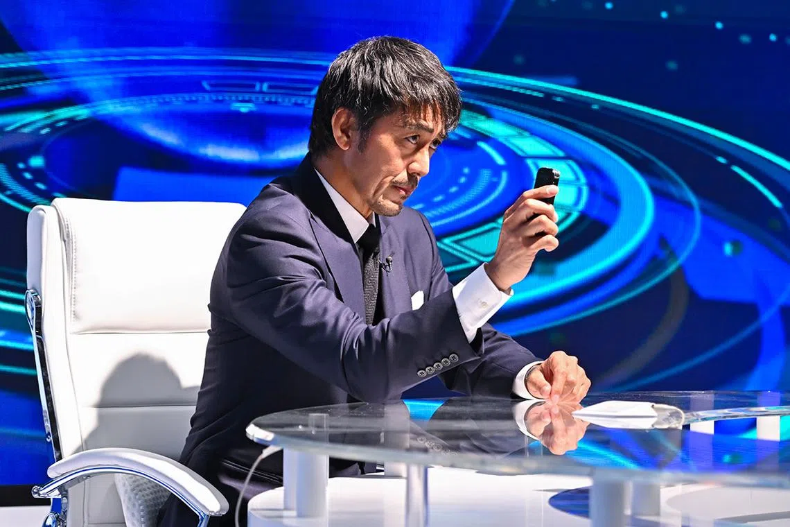 阿部宽在剧中以自己独特的方式挑战现有的新闻报道规则，试图揭露真相。（互联网）