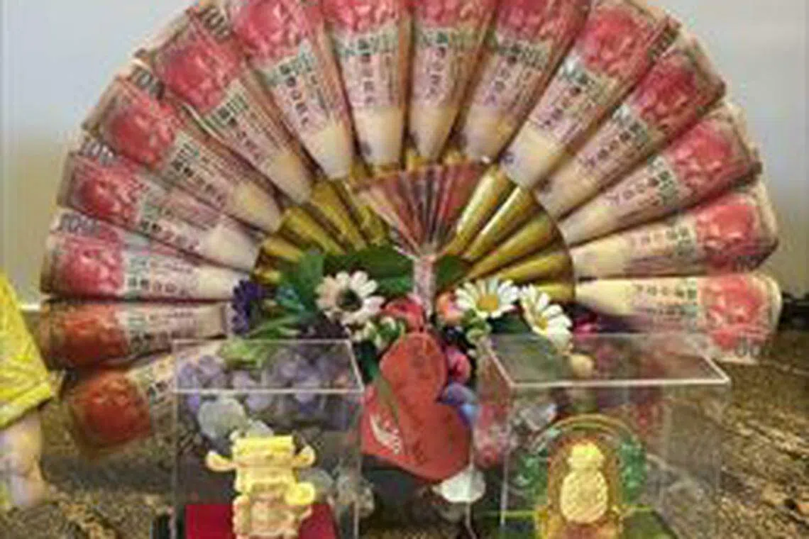 朱咪咪的粉丝用16张百元港币钞票折成孔雀形状，纪念她2011年首登香港红馆。（朱咪咪提供）