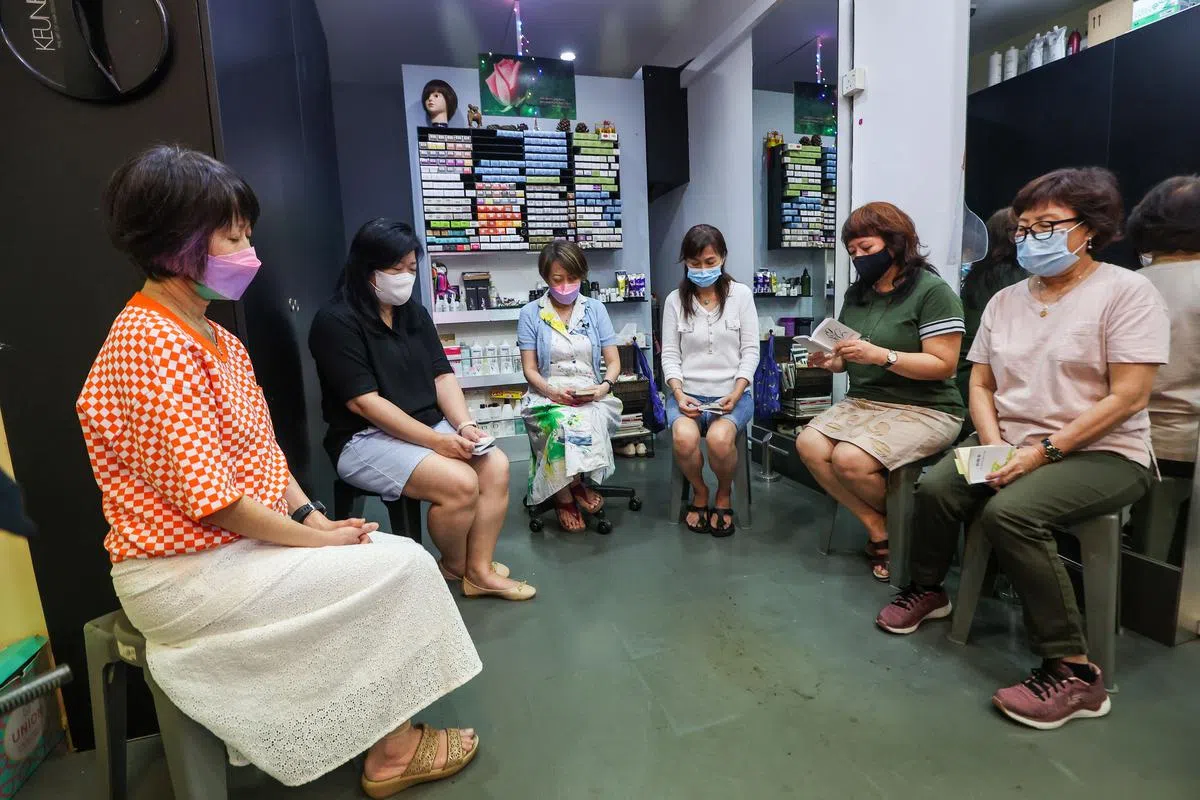 张彩莉（左三）每个月一次会在所经营的美发院组织祈祷会，邀请不同宗教信仰的朋友一起祈祷。（陈斌勤摄）