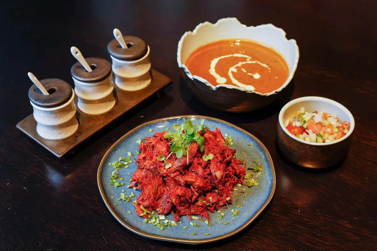 Tiffin Room必尝的烤羊肉（前）和扁豆咖喱。（白艳琳摄）