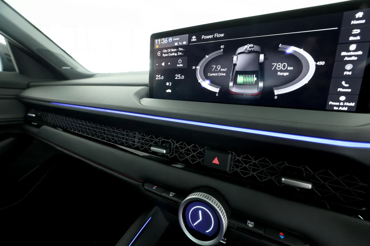 蜂窝状金属网横跨车舱，把冷气出风口隐藏起来。（龙国雄摄）