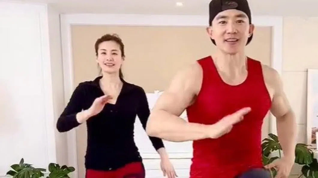刘畊宏（右）和太太王婉霏带领网民做健身操，但随疫情解封流量开始下滑。（互联网）