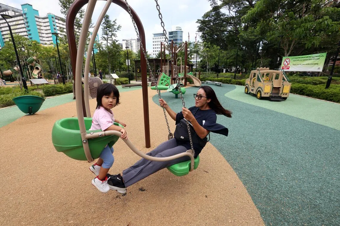 游乐场设有亲子秋千，增进亲子互动。（邝启聪摄）