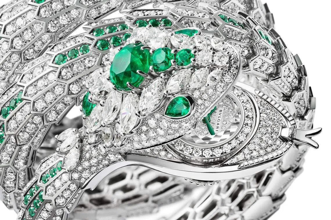 Serpenti Misteriosi Dragone神秘腕表表头采用白色18K金材质，镶满钻石，蛇眼并点缀以两颗梨形祖母绿。（品牌提供）