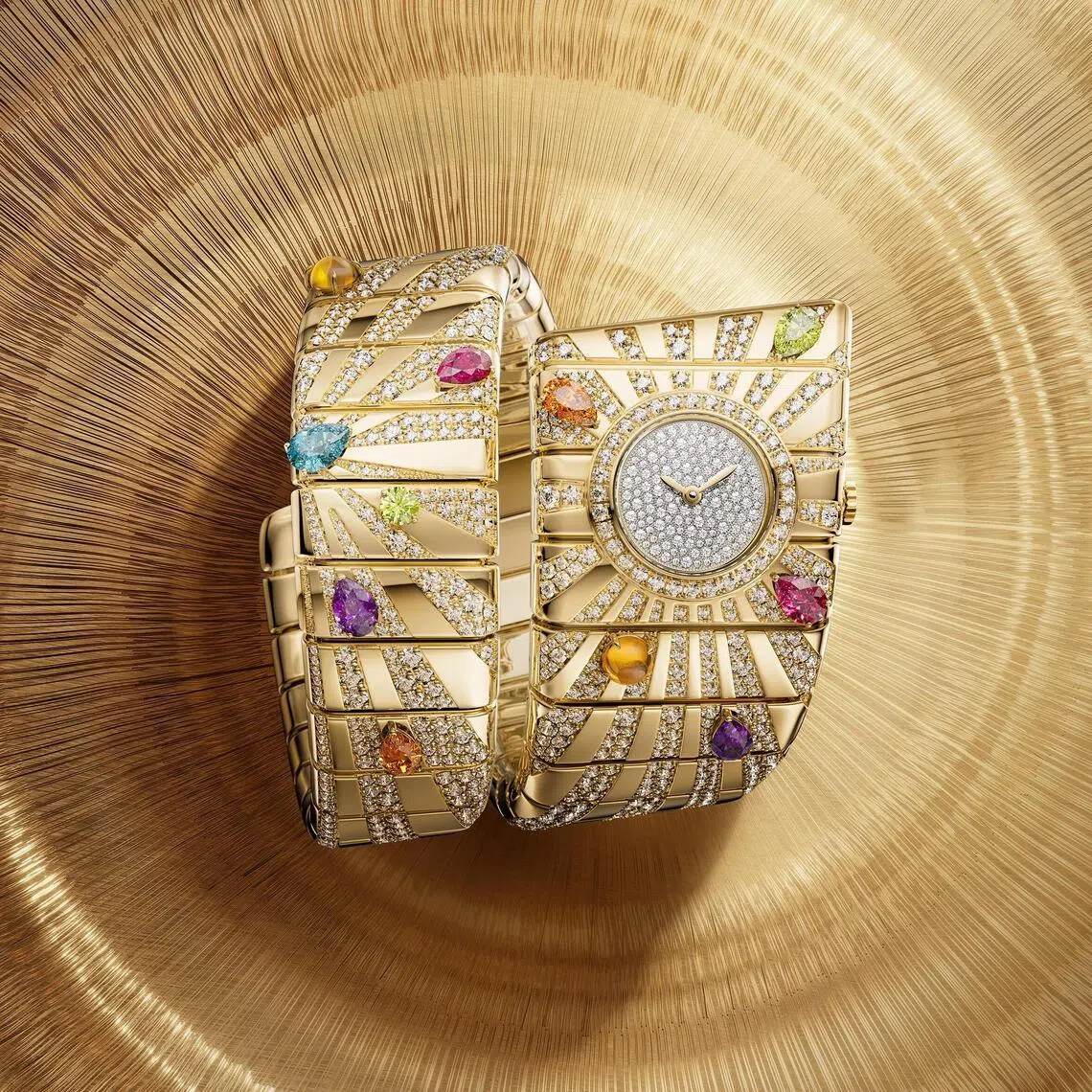 Tubogas Manchette像一条金色缎带环绕腕间，黄金之上铺陈近12克拉钻石和各色彩宝。（宝格丽提供）
