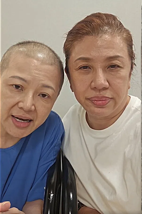 刘心玲（左）今年8月22日在刘玲玲的脸书直播，向粉丝和观众说明自己的病况。（取自刘玲玲脸书）