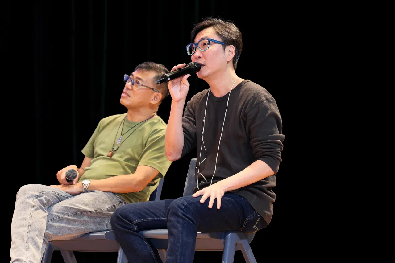 本地音乐人林倛玉（右）与祁哲泉（左）现场点评学生作品。（龙国雄摄）