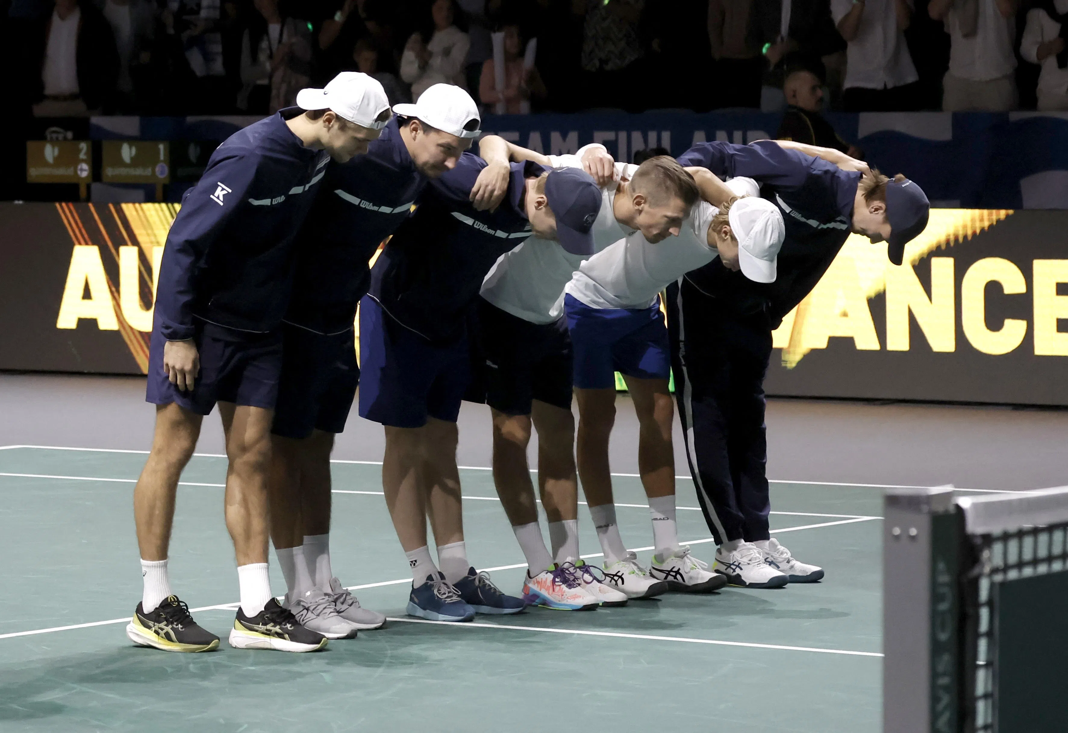 芬兰队员在比赛结束后，向观众鞠躬致谢。（路透社）