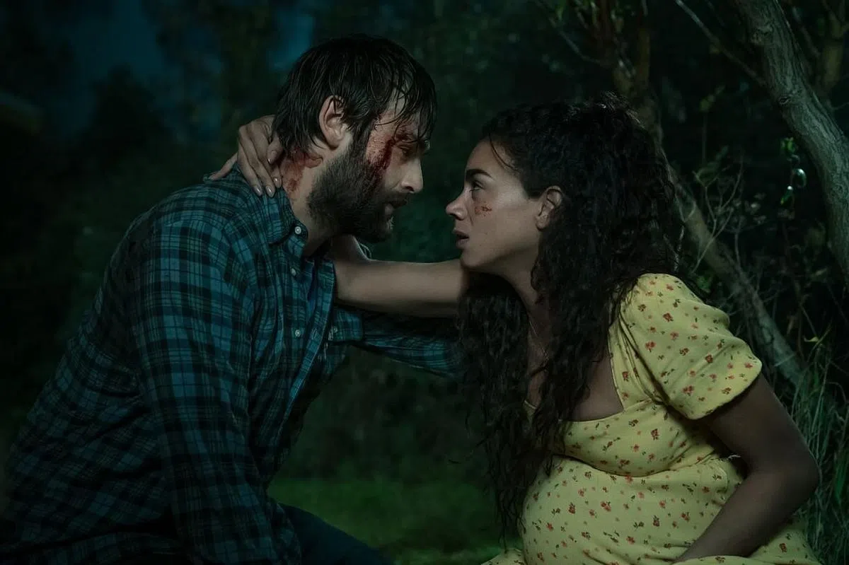 《小鬼入侵》夫妇对抗爱尔兰古树林里的邪恶小怪物。（片商提供）