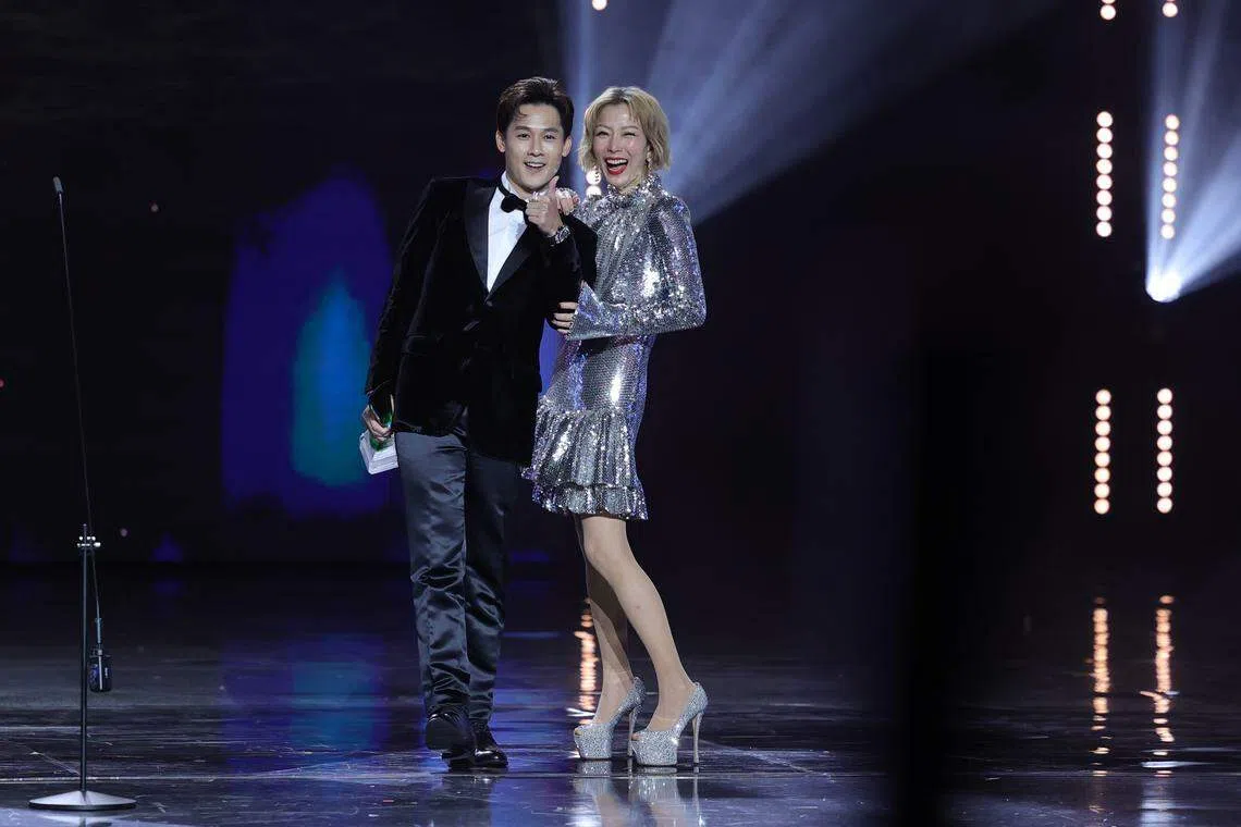颁奖礼尾声时间太充裕，“最佳男主角”得主许瑞奇于是把握机会和郑秀文合照。（新传媒）