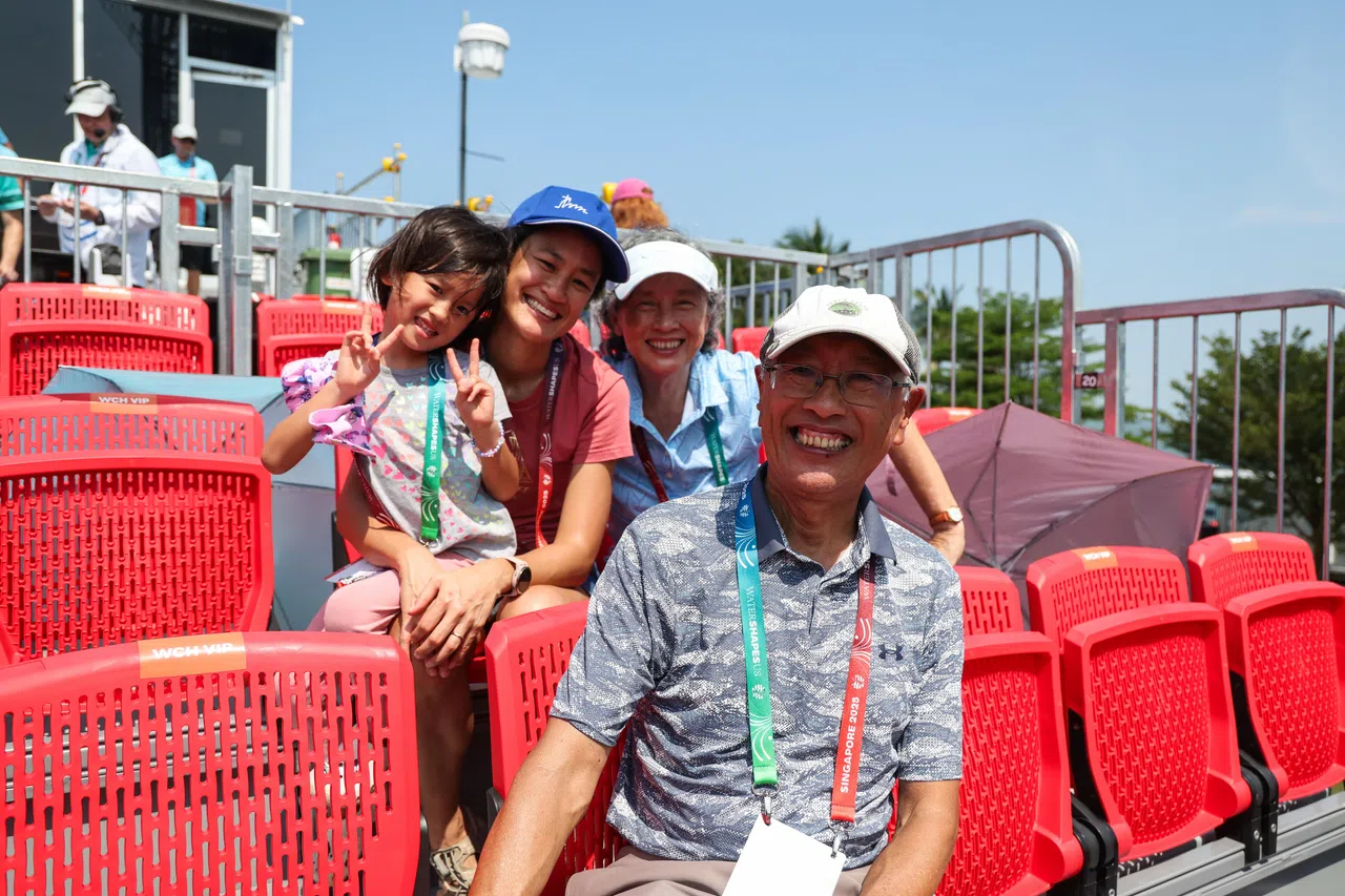 新加坡泳总前会长李国才偕同妻子（右二）、女儿（左二）和孙女前来圣淘沙观赏世锦赛高台跳水的首日比赛。（白艳琳摄）