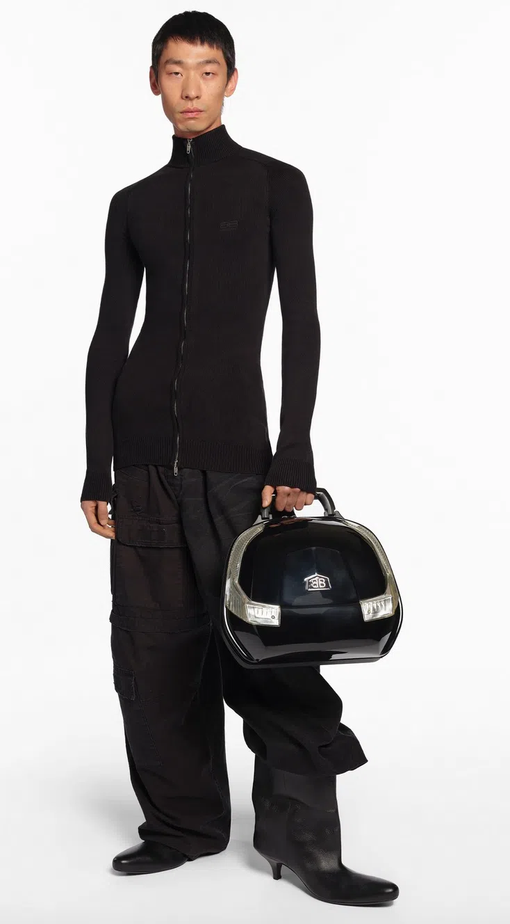 细看这款皮包，居然是仿照轿车的车头，叫人脑洞大开。（取自品牌网站）