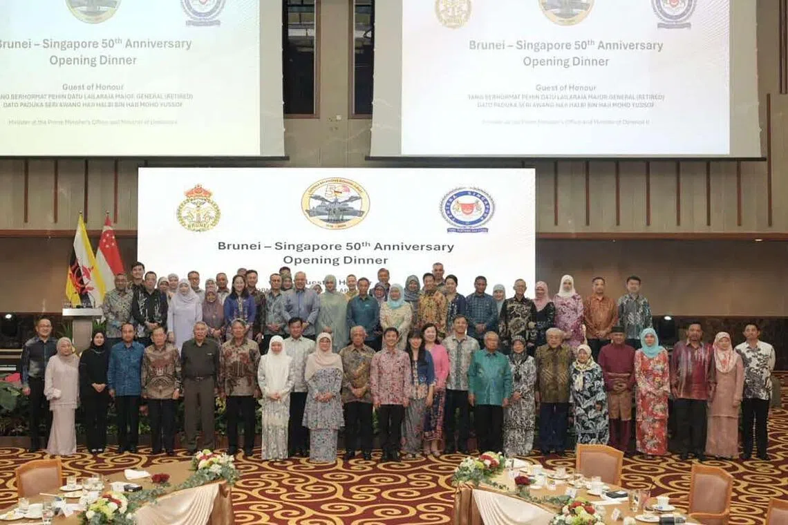 孟耀诚海军中将（中）与新加坡武装部队各兵种总长、现任及前任文莱皇家武装部队及各兵种总长及配偶合影。（国防部提供）