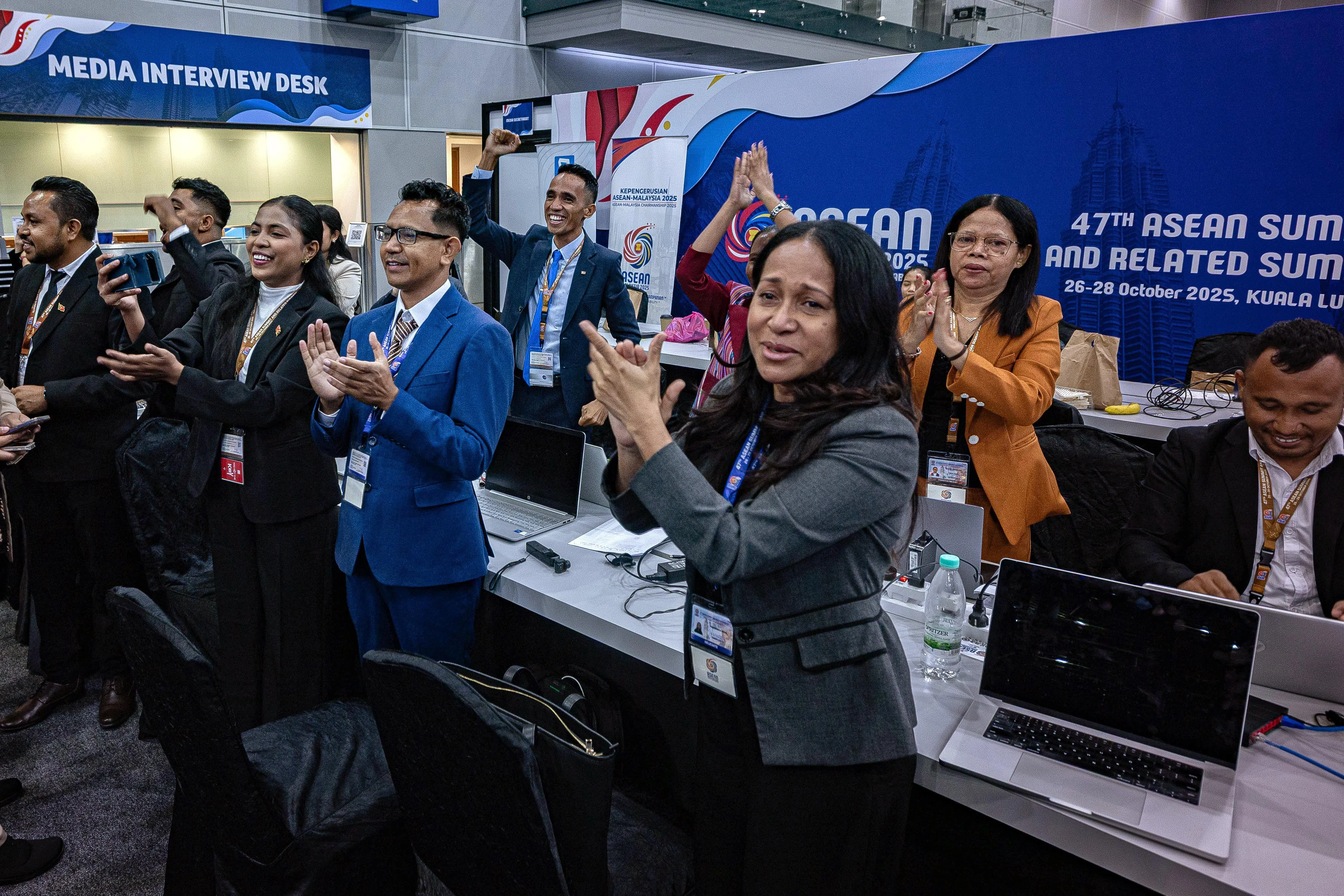 第47届亚细安峰会开幕式上，亚细安接纳东帝汶加入，成为第11个成员国。宣言正式签字后，在国际媒体中心的东帝汶代表响起热烈掌声，还有人喜极而泣。（马新社）