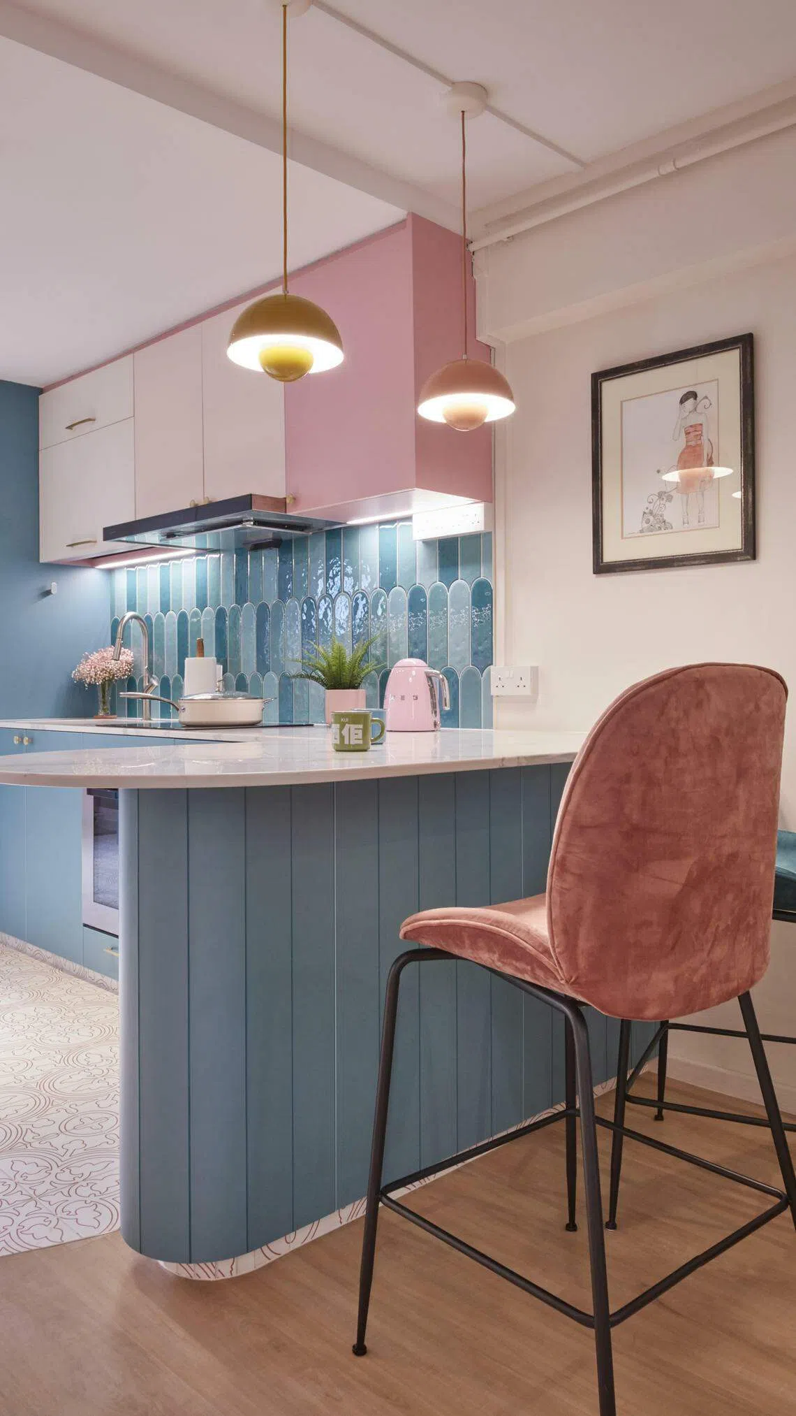 厨房中岛的灯具与高脚椅反映屋主喜欢缤纷的颜色。（Free Space Intent提供）