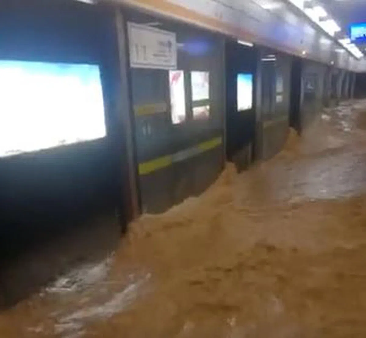 因雨量太大，积水冲毁了设置在出入场线的挡水墙，流量也超过了出入线段泵站的最大负荷，大量雨水在短时间内涌入五号线。（互联网）