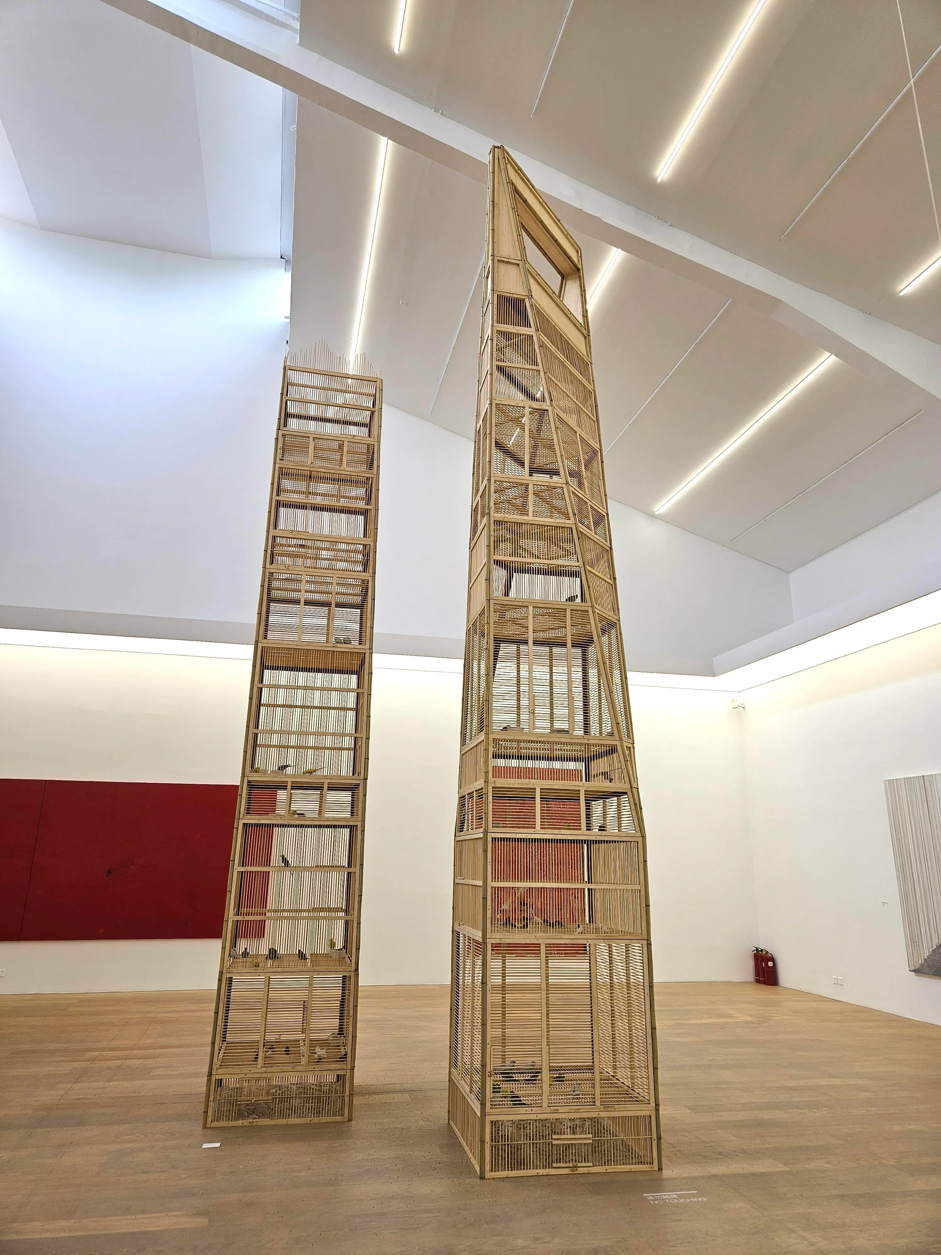 泰国艺术家里克力·提拉瓦尼（Rirkrit Tiravanija）模拟上海现代化高楼的巨型竹艺装置。（广州美术学院大学城美术馆提供）