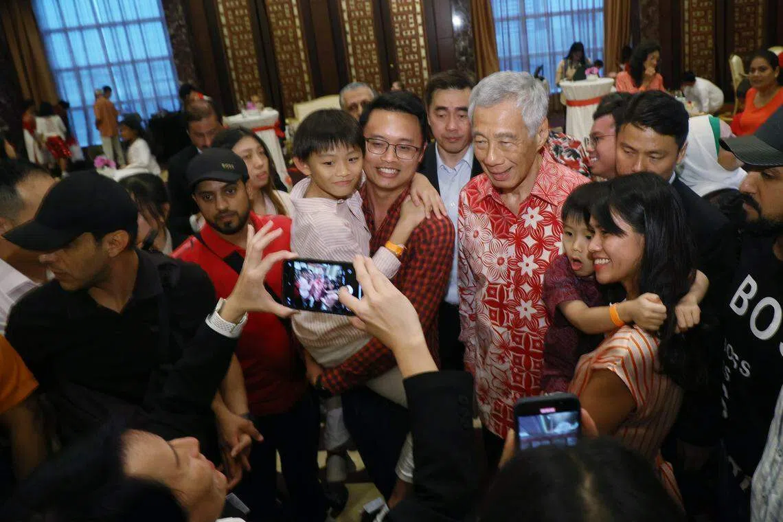 许多出席迪拜国庆招待会的新加坡人，纷纷抓住机会与李总理合影。（蔡家增摄）