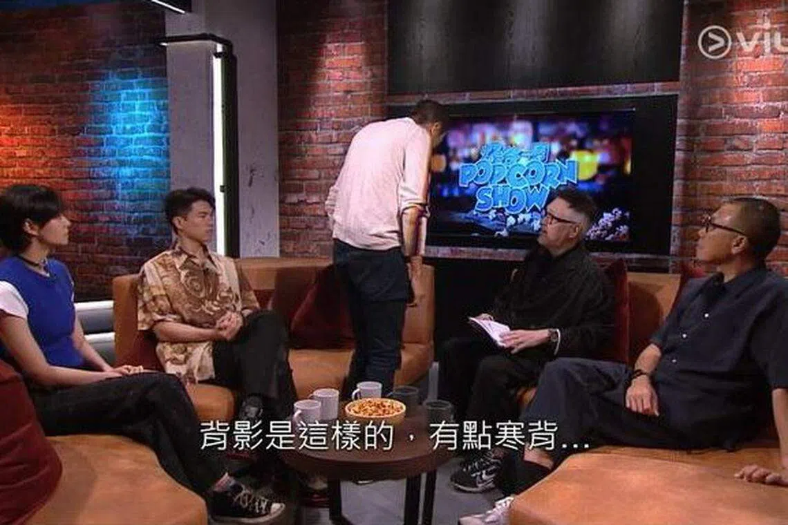 周润发在节目中示范寒背带来的影响。（取自互联网）