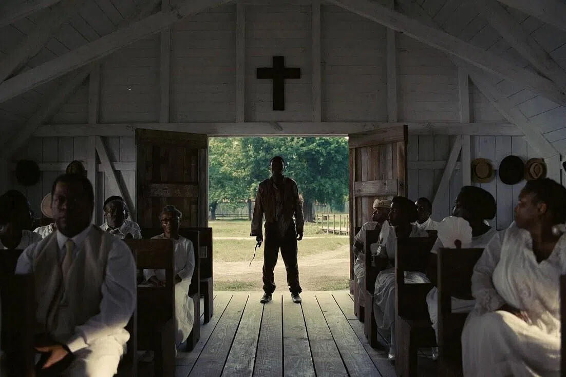 《罪人》让观众在宗教与历史的废墟中寻找秩序，重组文明。（剧照／取自IMDb）