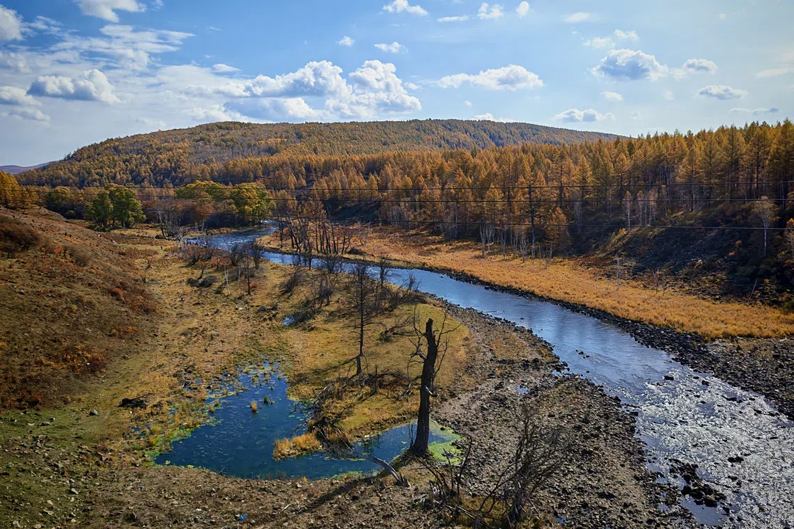 秋水曲湾。（吴伟承摄）