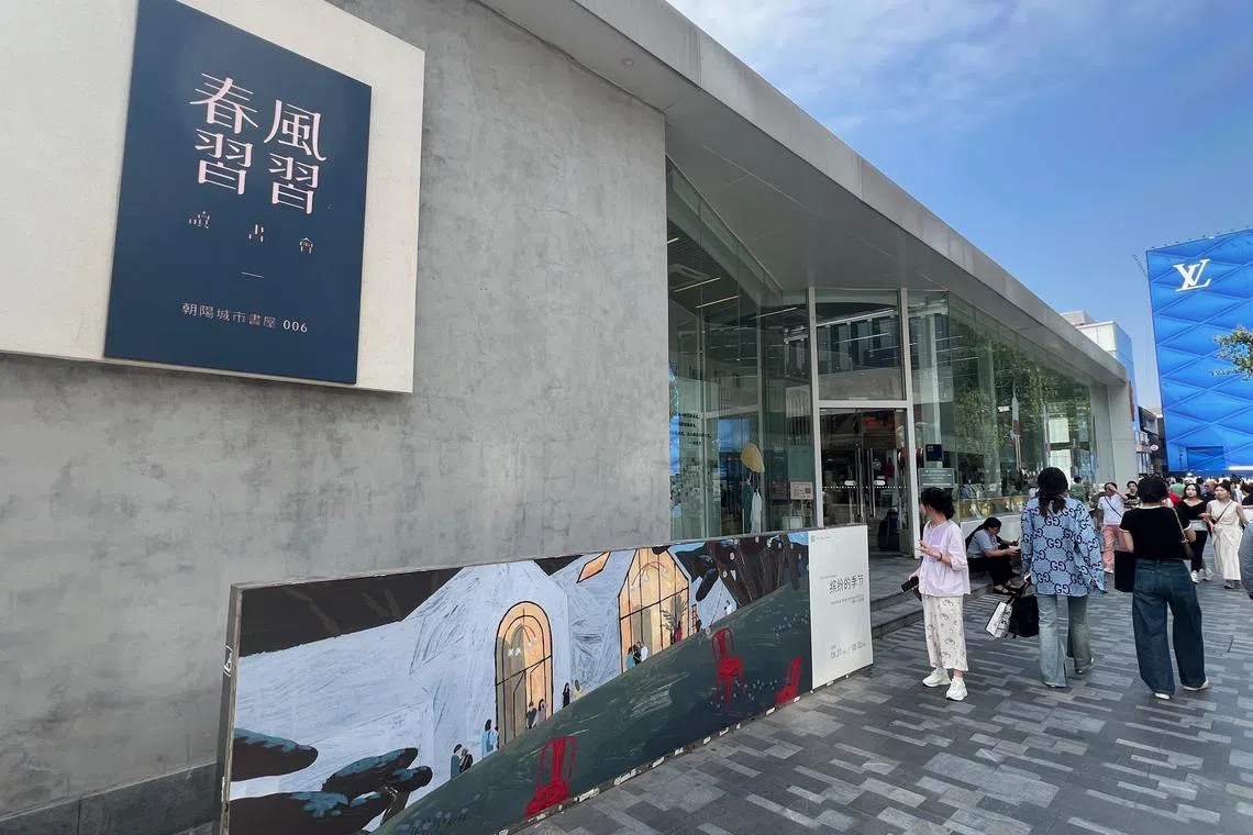 春风习习打破了传统书店的经营模式，试图打造优质的阅读空间，先靠颜值收买人心。
