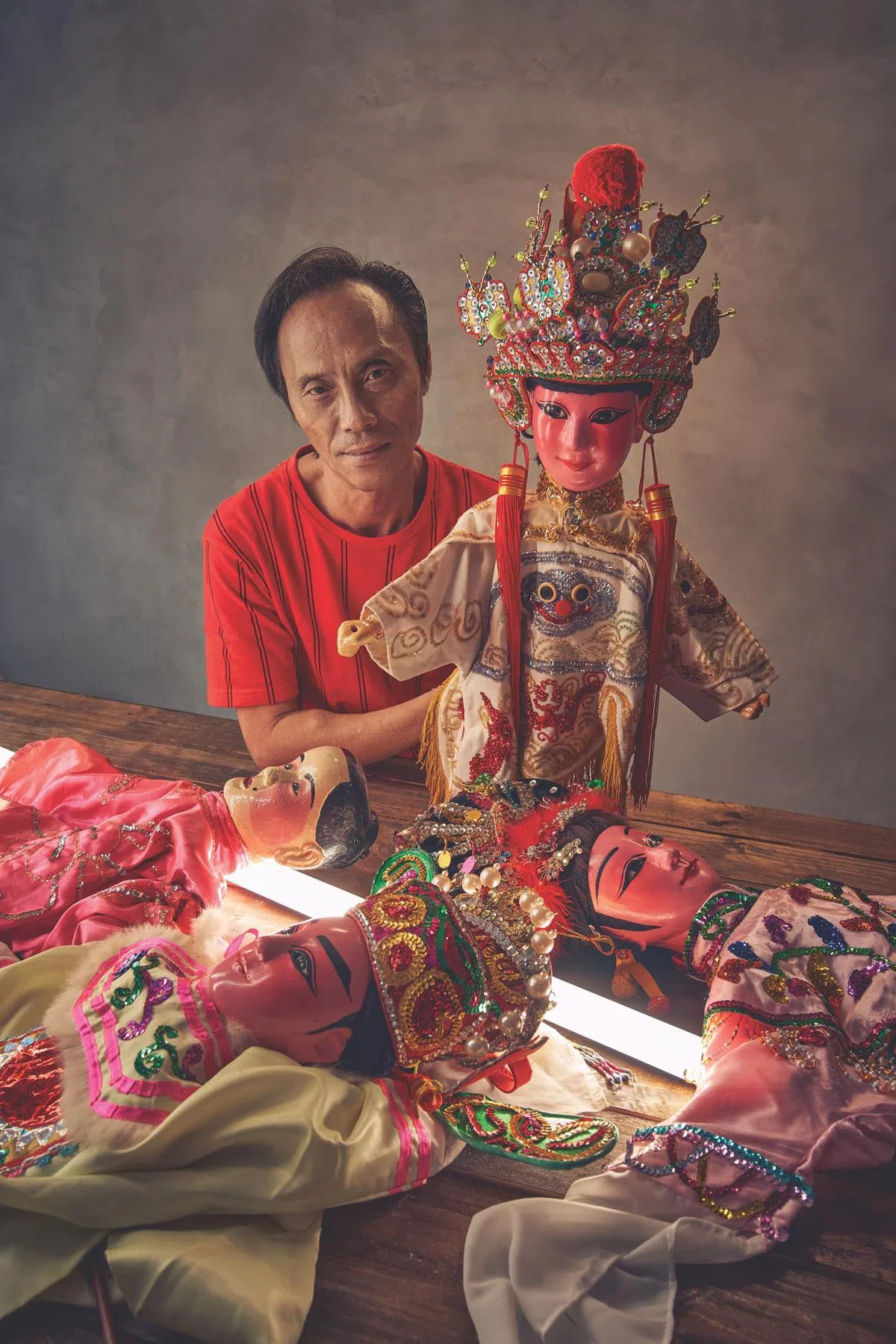 三春隆海南仗头木偶班的师傅周经武。他与孪生兄弟周经文都是戏班班主（Geoff Ang摄影）